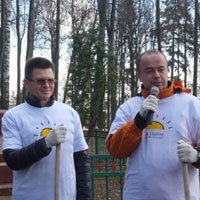 Жители поселка Букарево убирали парк вместе с Андреем Дунаевым