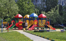 В Пскове на Пушкинских Горах монтируют детскую площадку
