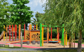 В Пскове построили новую детскую площадку на улице Инженерной