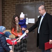 Андрей Дунаев поздравил сироту с получением жилья