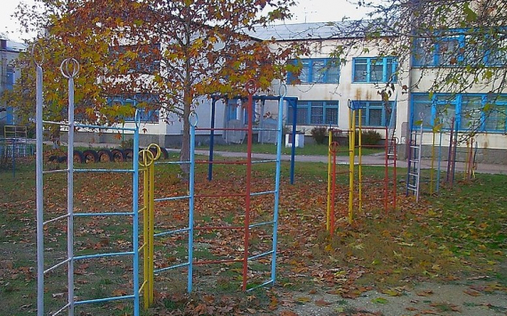В Пскове начали устанавливать детские и спортивные площадки